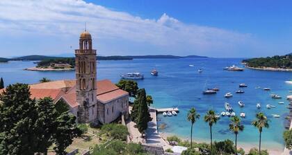 Peaceful location, walk everywhere + parking free