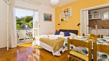 2 Schlafzimmer, Schreibtisch, Bügeleisen/Bügelbrett, Reisekinderbett