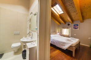 Doccia, asciugacapelli, bidet, asciugamani