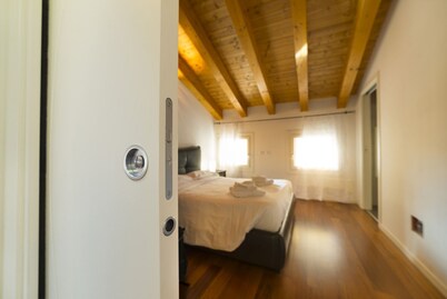 Ampio alloggio con 2 camere e 2 bagni