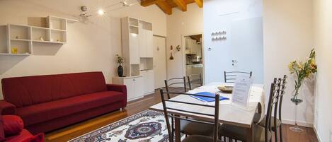 Una televisión, libros