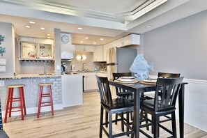 Dining - Summit 1 BR Sleeps 5 **2 Queen beds in Master** Beach chairs included (Panama City Beach)
