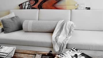 Melayani makan siang dan makan malam dengan pemandangan kolam renang