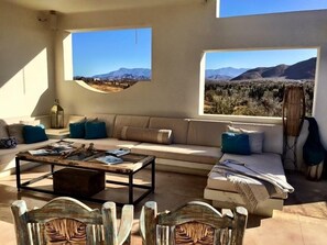 Déjeuner et dîner servis sur place, vue sur la piscine 