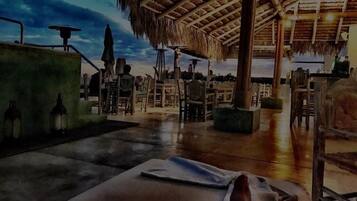 Melayani makan siang dan makan malam dengan pemandangan kolam renang