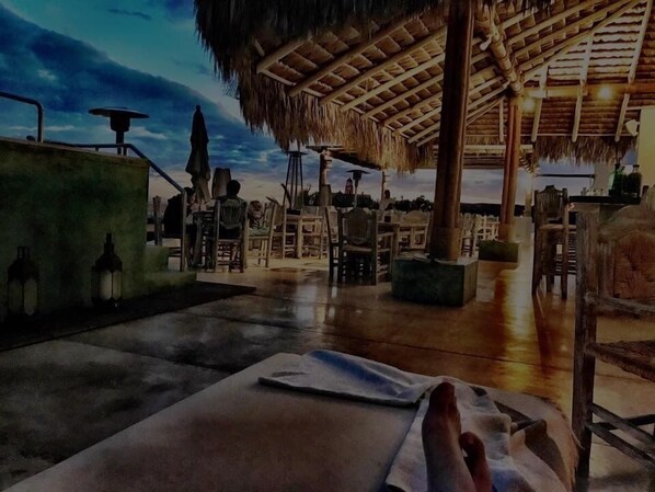 Dîner et souper servis sur place, vue sur la piscine 