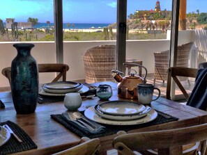 Réfrigérateur grande capacité avec congélateur, four à micro-ondes