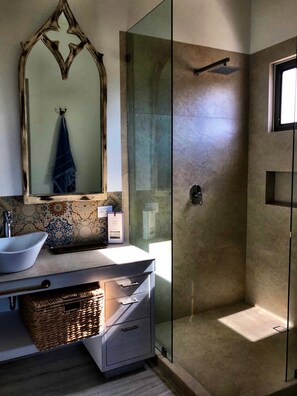 Design-Apartment, 2 Queen-Betten, Gartenblick | Dusche im Bad