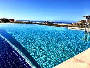 Piscine extérieure, accès possible de 6 h à 22 h, parasols
