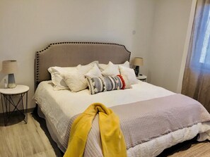 Design Penthouse, Ocean View (1 Queen and 2 twin beds)