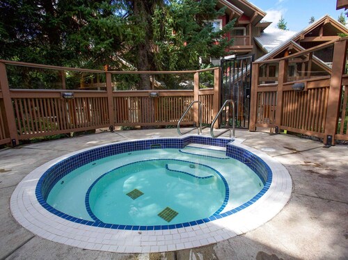 2BR | Symphony | Whistler Village | Complex Hot Tub | Gas Fireplace | Parking | Gondola Shuttle
