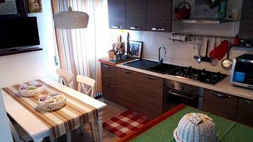 Mikrowelle, Ofen, Herdplatte, Kochgeschirr/Geschirr/Besteck