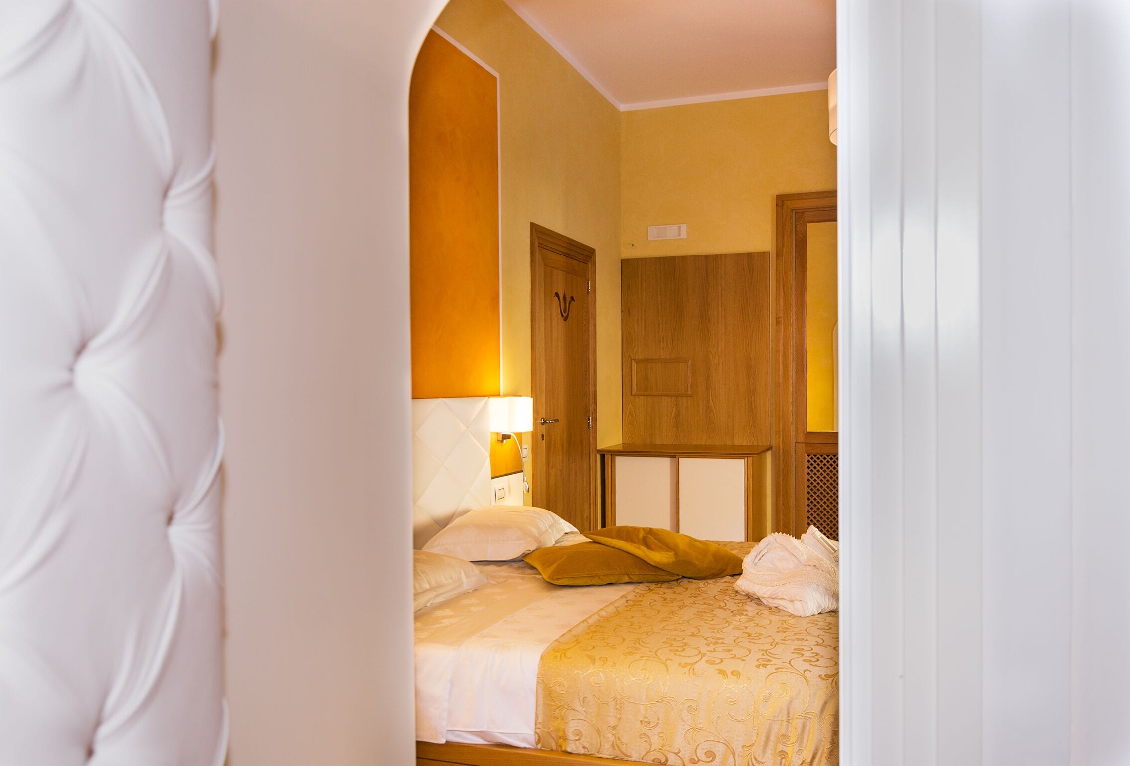 Comfort Room, Balcony, Mountain View | Premium bedding, Select Comfort beds, in-room safe