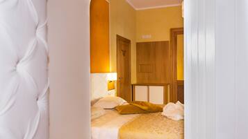 Comfort Room, Balcony, Mountain View | Premium bedding, Select Comfort beds, in-room safe