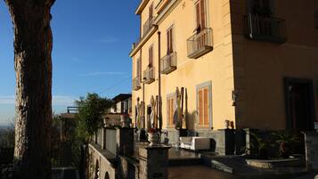 Facciata della struttura - sera/notte