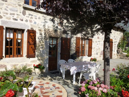 giteduplombducantal to the guards in Saint-Jacques-Des-Blats