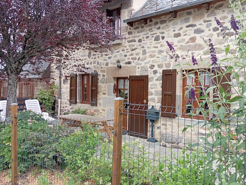 giteduplombducantal to the guards in Saint-Jacques-Des-Blats