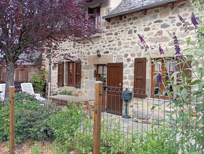 giteduplombducantal to the guards in Saint-Jacques-Des-Blats