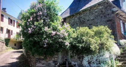 giteduplombducantal to the guards in Saint-Jacques-Des-Blats
