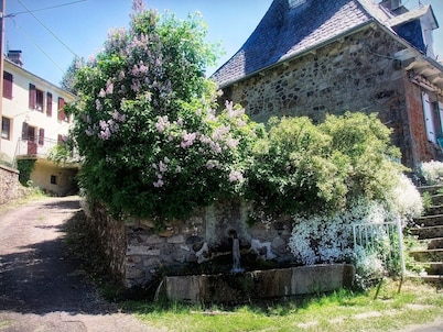 giteduplombducantal to the guards in Saint-Jacques-Des-Blats