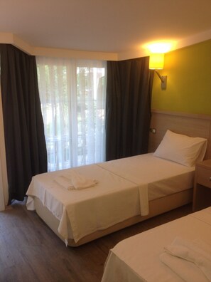 Phòng Tiêu chuẩn, quang cảnh vườn | Minibar, khu vực làm việc phù hợp cho laptop 