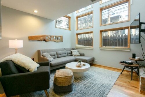 Wrigley Field/Lakeview -Entire Home- Large Groups!