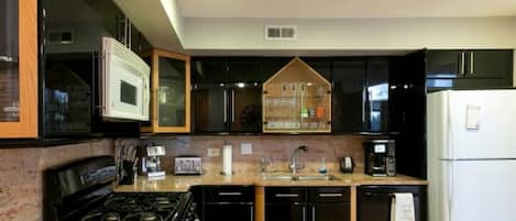 Refrigerador, microondas, horno y parrilla de estufa