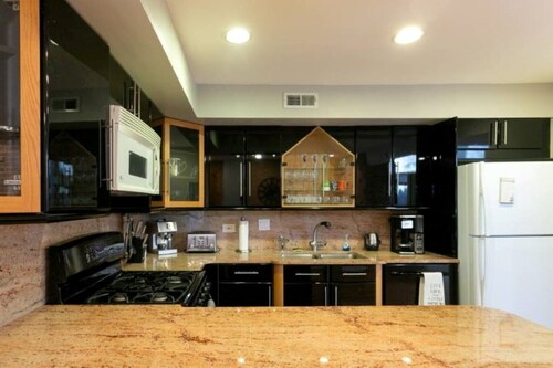 Wrigley Field/Lakeview -Entire Home- Large Groups!