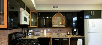 Wrigley Field/Lakeview -Entire Home- Large Groups!