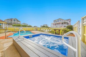 Utomhuspool och uppvärmd pool