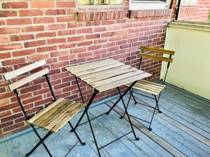 Outdoor dining - Unit2 GR8 LOCATION mins to Longwood Medical Area, BC, BU, HarvMedSchool SPACIOUS (Brookline)