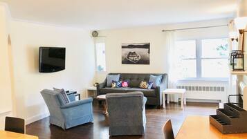 TV, fireplace