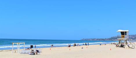 Una spiaggia nelle vicinanze, lettini da mare, teli da spiaggia