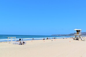 Beach nearby, sun loungers, beach towels