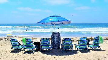 Beach nearby, sun loungers, beach towels