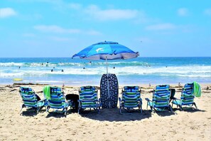 Plage à proximité, chaises longues, serviettes de plage