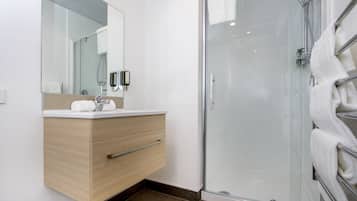 Ducha, artículos de tocador gratuitos, secador de pelo, toallas