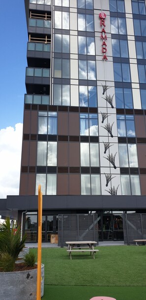 BBQ/picnic Area - Ramada Suites by Wyndham Auckland Manukau Pacific Centre (Auckland)