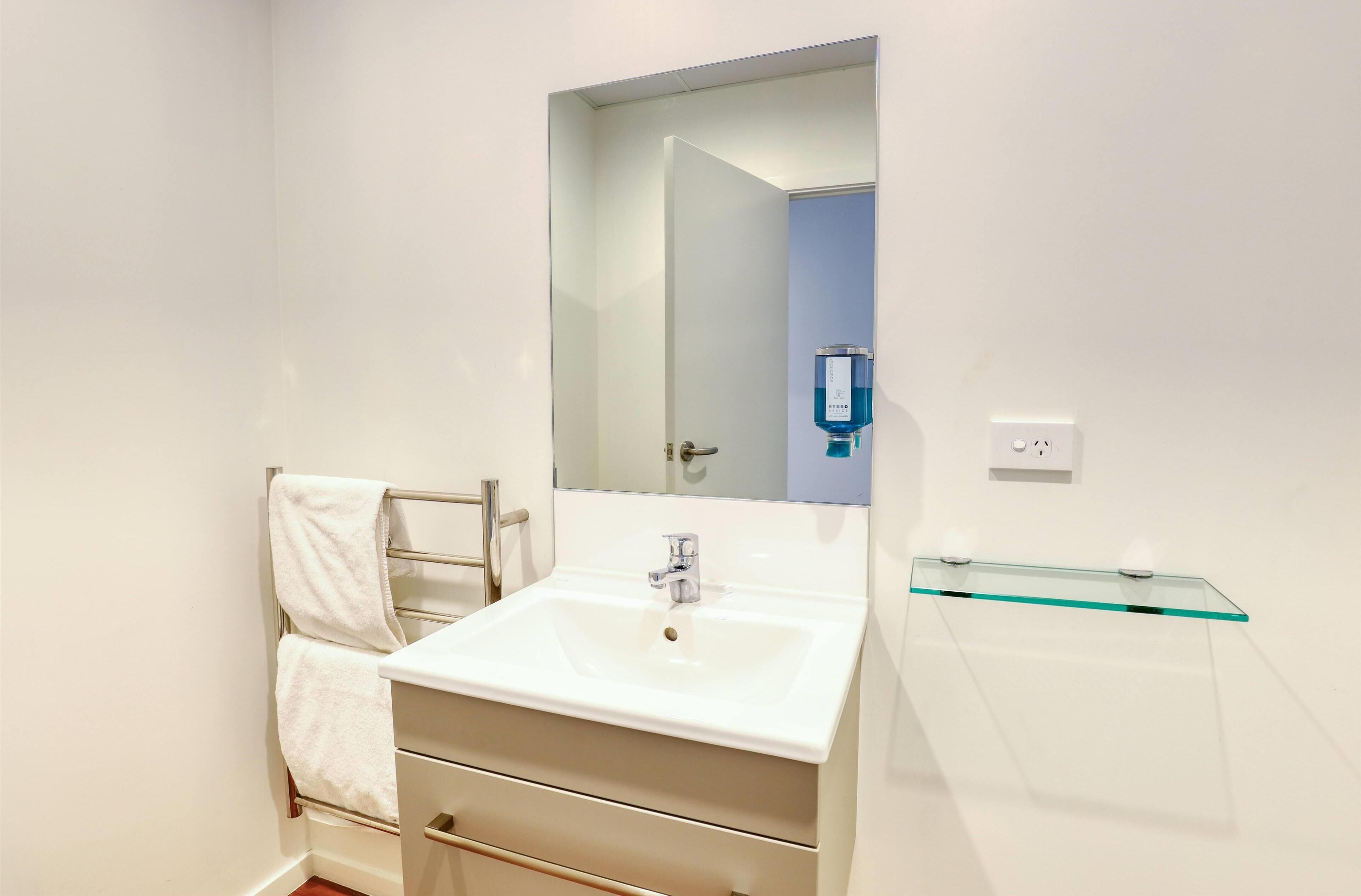 deluxe room, non smoking | bathroom | shower, free toiletries, hair dryer, towels