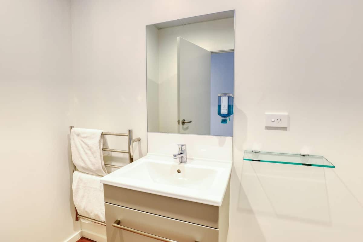 deluxe room, non smoking | bathroom | shower, free toiletries, hair dryer, towels