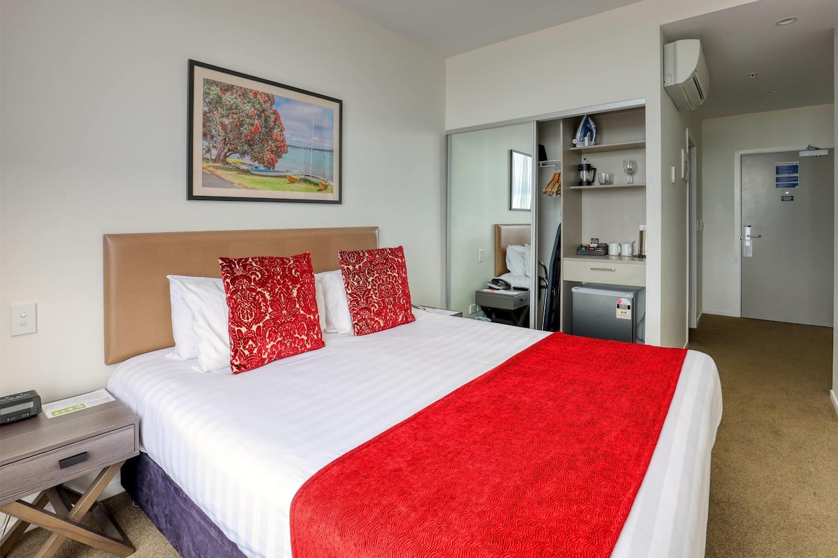Blackout drapes, soundproofing, iron/ironing board, free WiFi