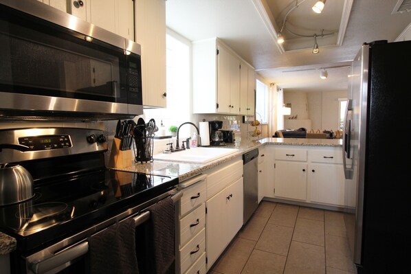 冰箱、微波炉、烤箱、炉灶