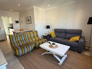 TV - Lovely flat with views Roses Av 48 (Rosas / Roses)