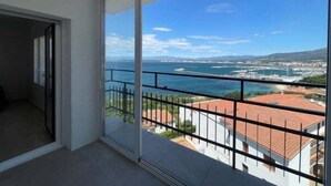 A balcony with a clear view of the sea and a distant cityscape. - Lovely flat with views Roses Av 48 (Rosas / Roses)