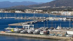 A marina with boats docked, a pier, and a mountainous backdrop. - Lovely flat with views Roses Av 48 (Rosas / Roses)