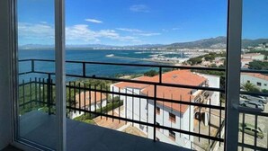A balcony with a clear view of the sea and a coastal town. - Lovely flat with views Roses Av 48 (Rosas / Roses)