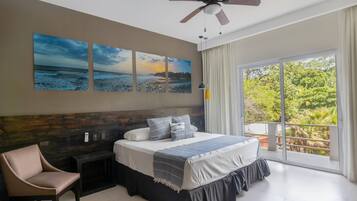 Quarto com cama, uma cadeira, mesa de cabeceira e vista para o exterior.