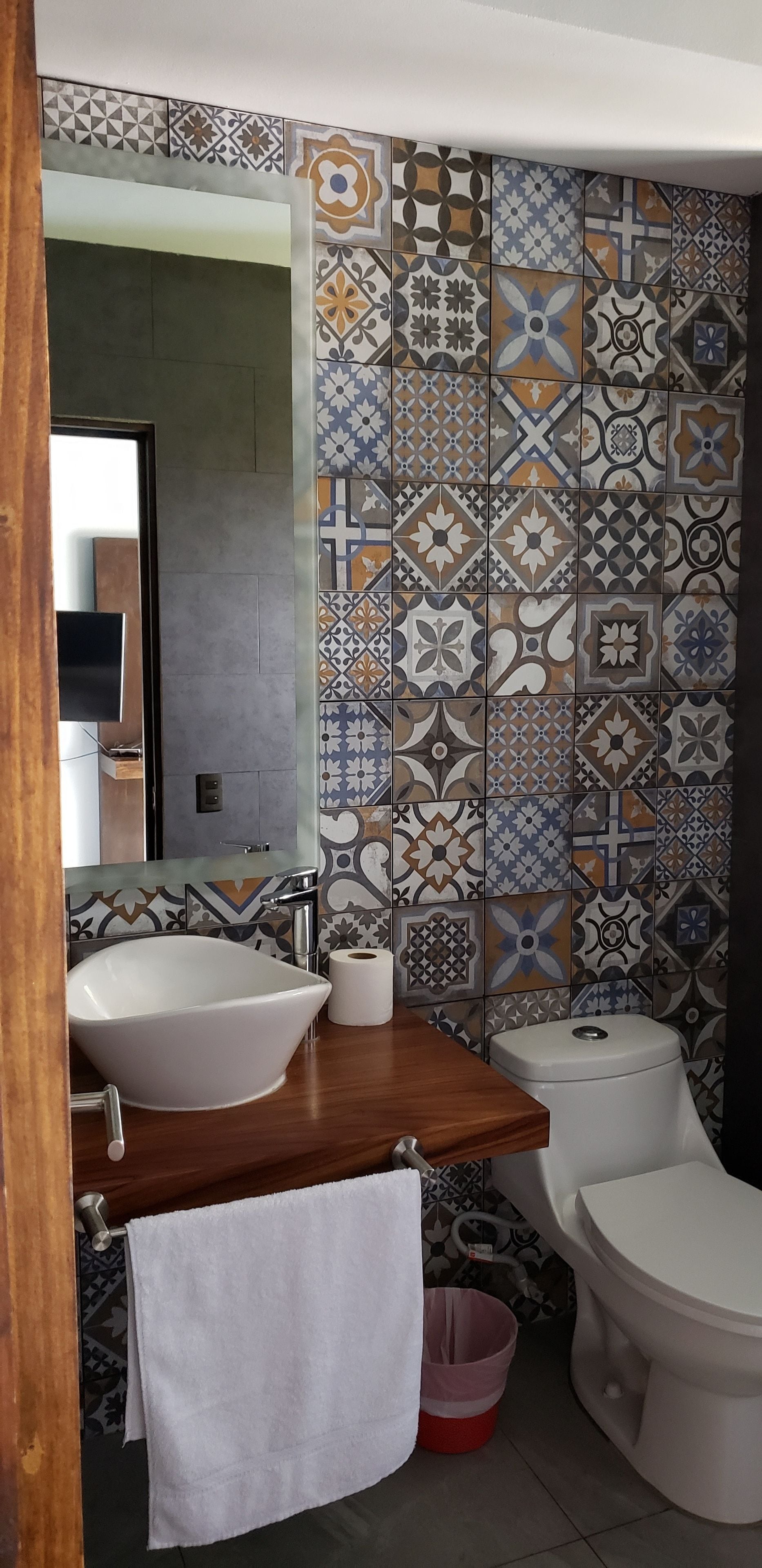 deluxe single room, 1 king bed, sea view | bathroom | shower, rainfall showerhead, eco-friendly toiletries, towels