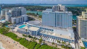 Exterior - NEW BEACHFRONT 2 bedroom CONDO-HOTEL with parking and direct beach access (Miami)