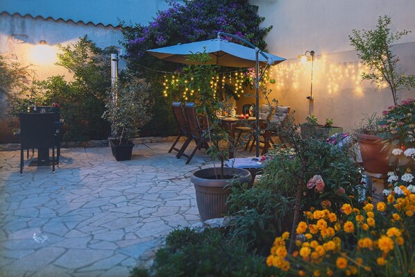 Outdoor dining - Mimoza Old Town Apartments Studio apartment in the Old Town of Pula for 2 persons (Pula)